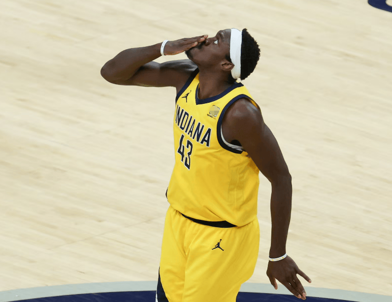 NBA常规赛雄鹿客场117-115力克步行者字母哥33+13+5献绝杀的简单介绍  第1张