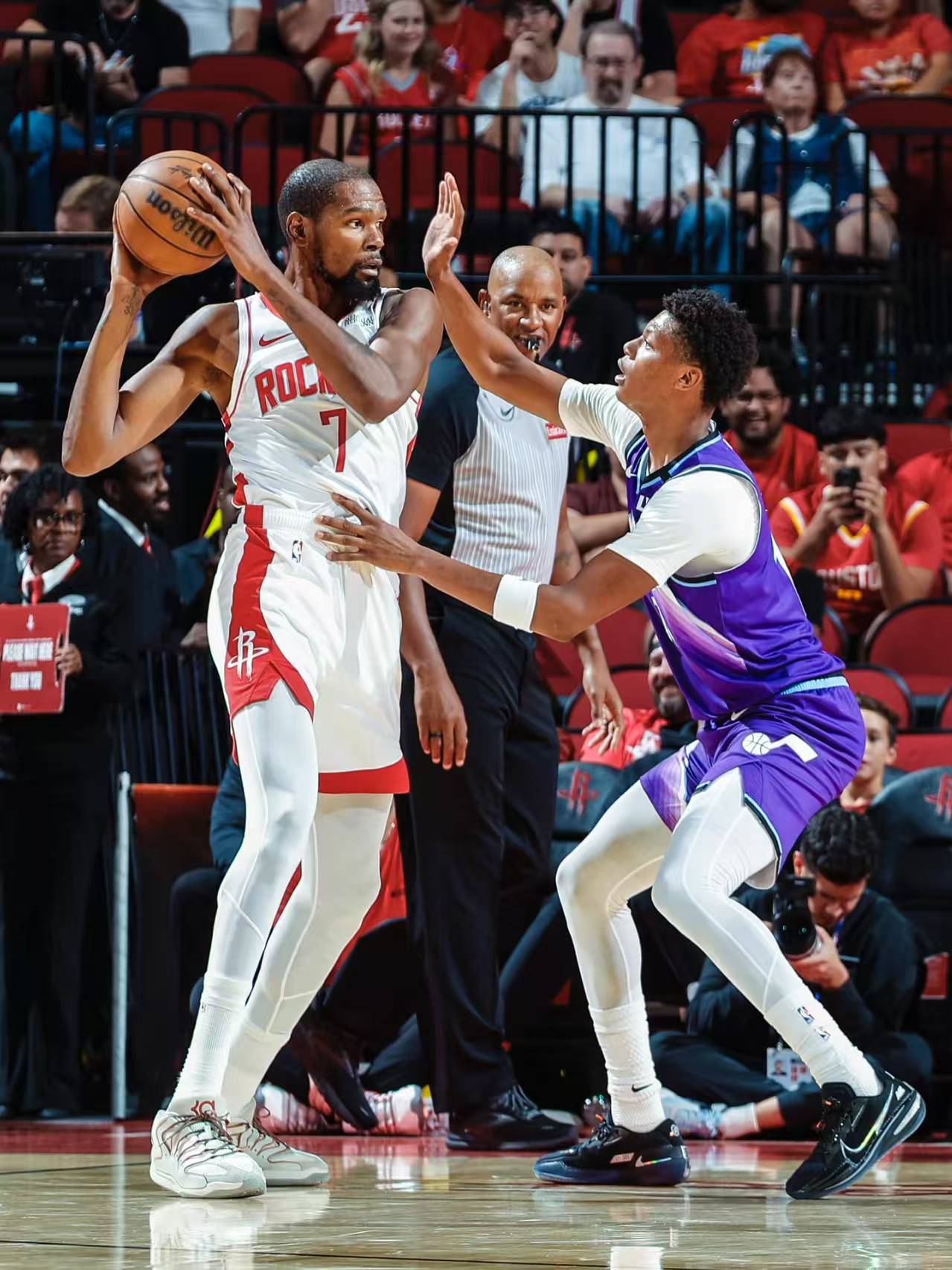 NBA常规赛火箭主场135-112大胜奇才杜兰特23分申京16+13的简单介绍  第2张