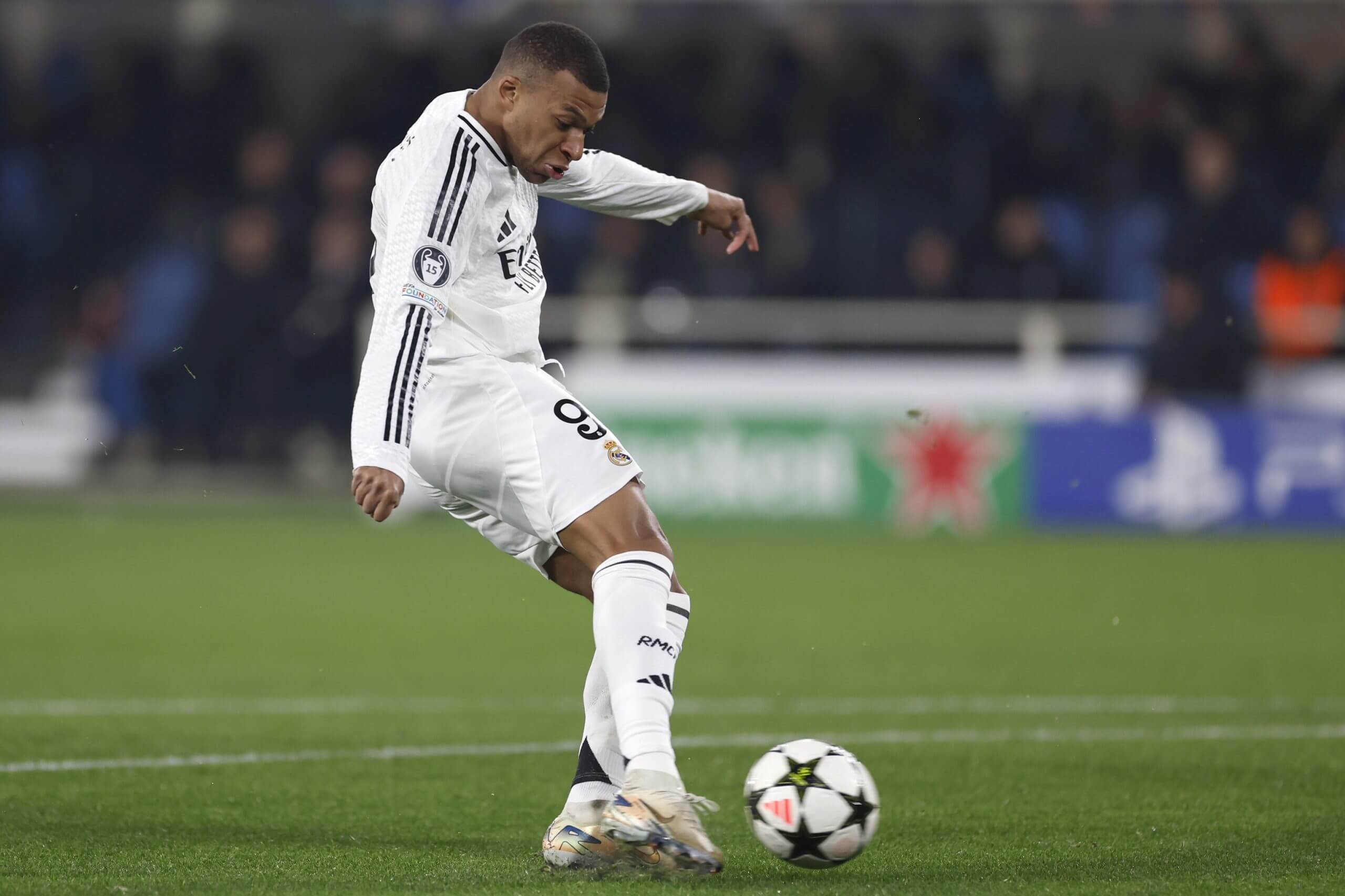 关于曝皇马签下16岁小将乌扎内将代表青训队的信息  第1张