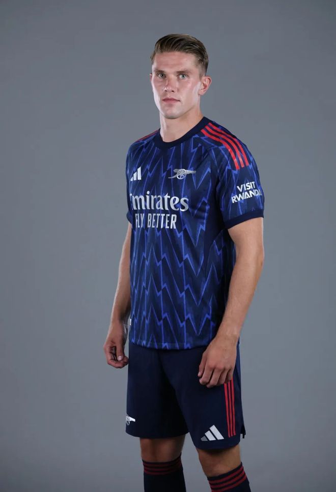 包含官方：阿森纳签下哲凯赖什身穿14号球衣的词条  第2张