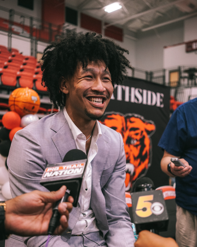 关于亚马尔不再为球迷免费签名并将开始索取商品上的签名费用的信息