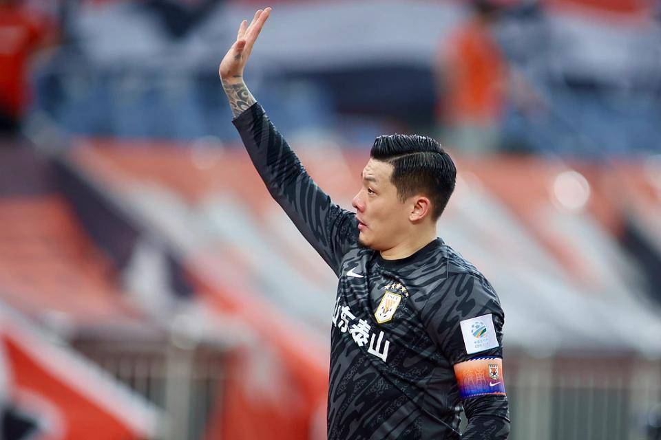 关于王大雷回应扔队长袖标争议行为和俱乐部无关的信息  第1张