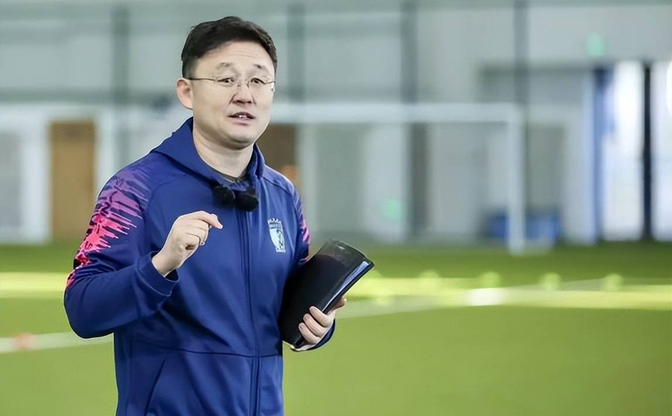 关于记者：本次国足选帅前先定技术总监将全权负责选帅的信息