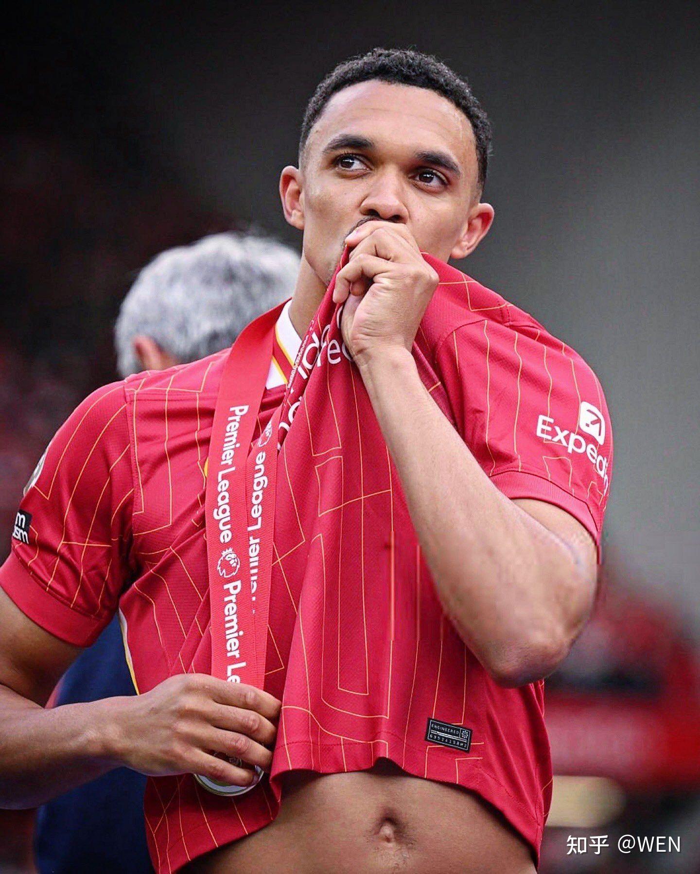 包含皇马晒阿诺德体检照官宣球员正式加盟的词条  第1张