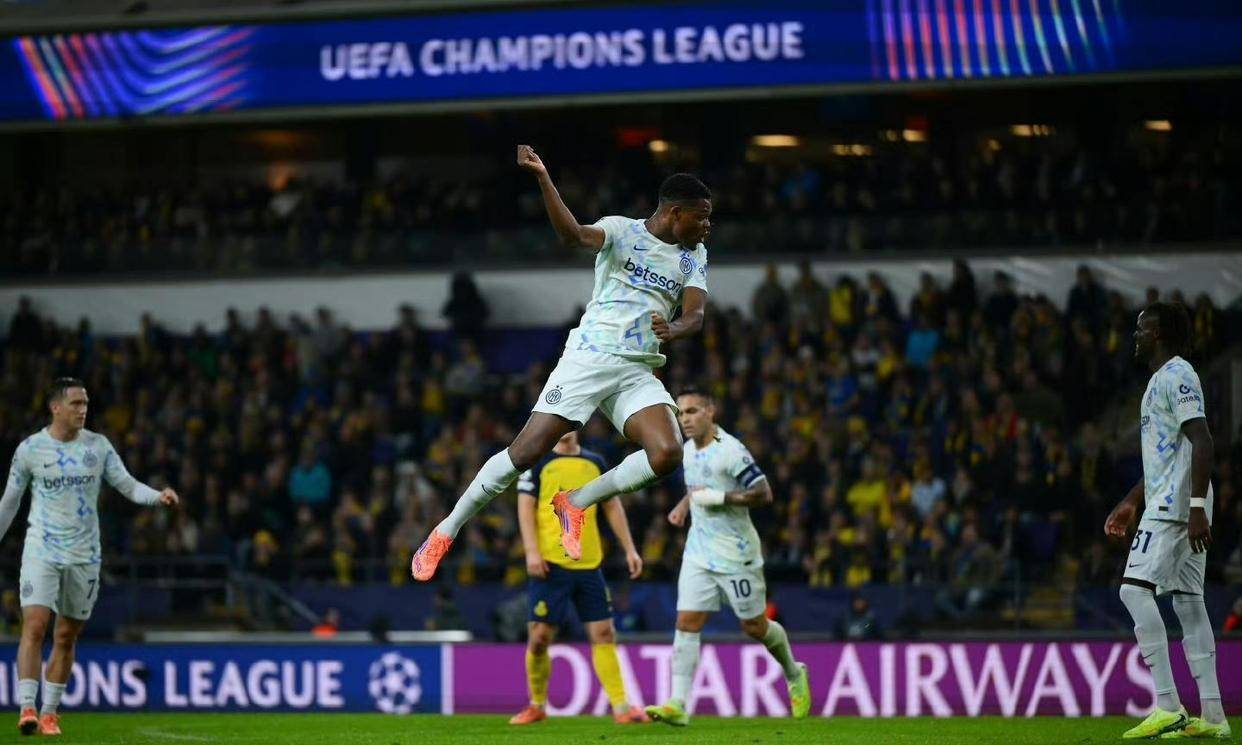 包含巴萨对邓弗里斯的态度认真而邓弗里斯对国米而言是核心球员的词条