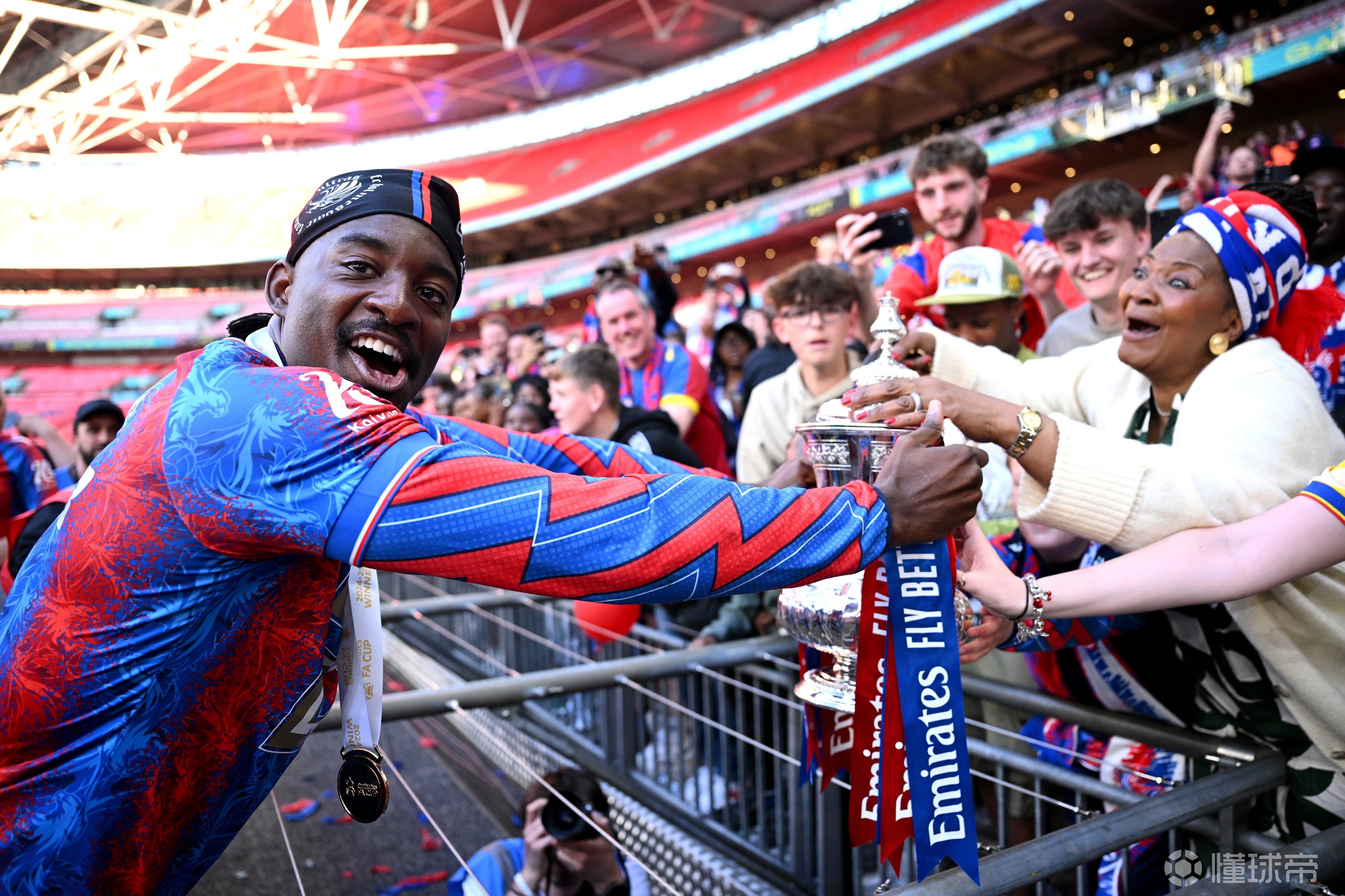 水晶宫不会就埃泽解约金进行商谈球队坚持要求高价的简单介绍  第1张