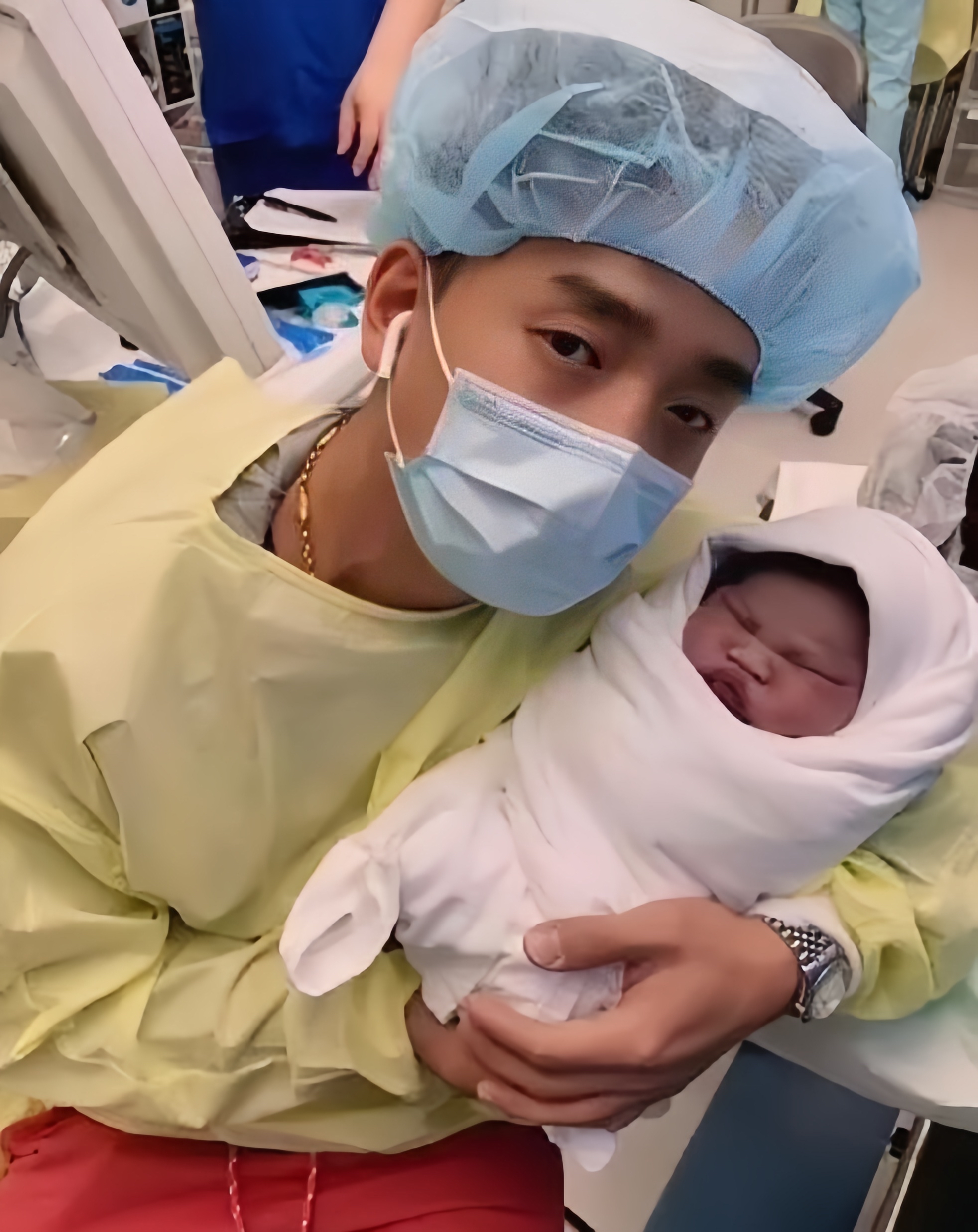 内马尔第四个孩子出生人社交媒体晒出怀抱新生儿照片的简单介绍