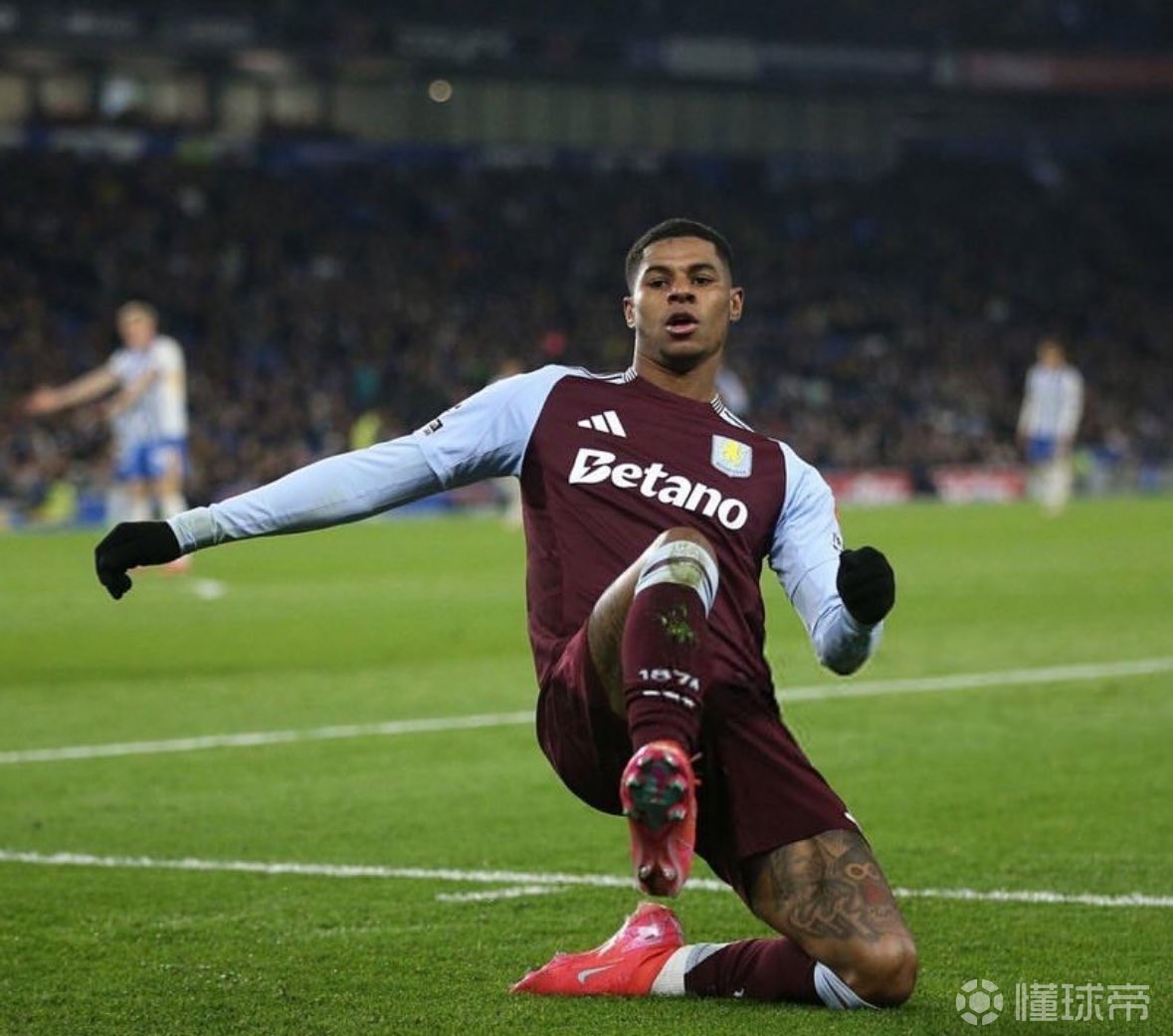 拉什福德携神秘金发女子度假去年与前女友分手的简单介绍