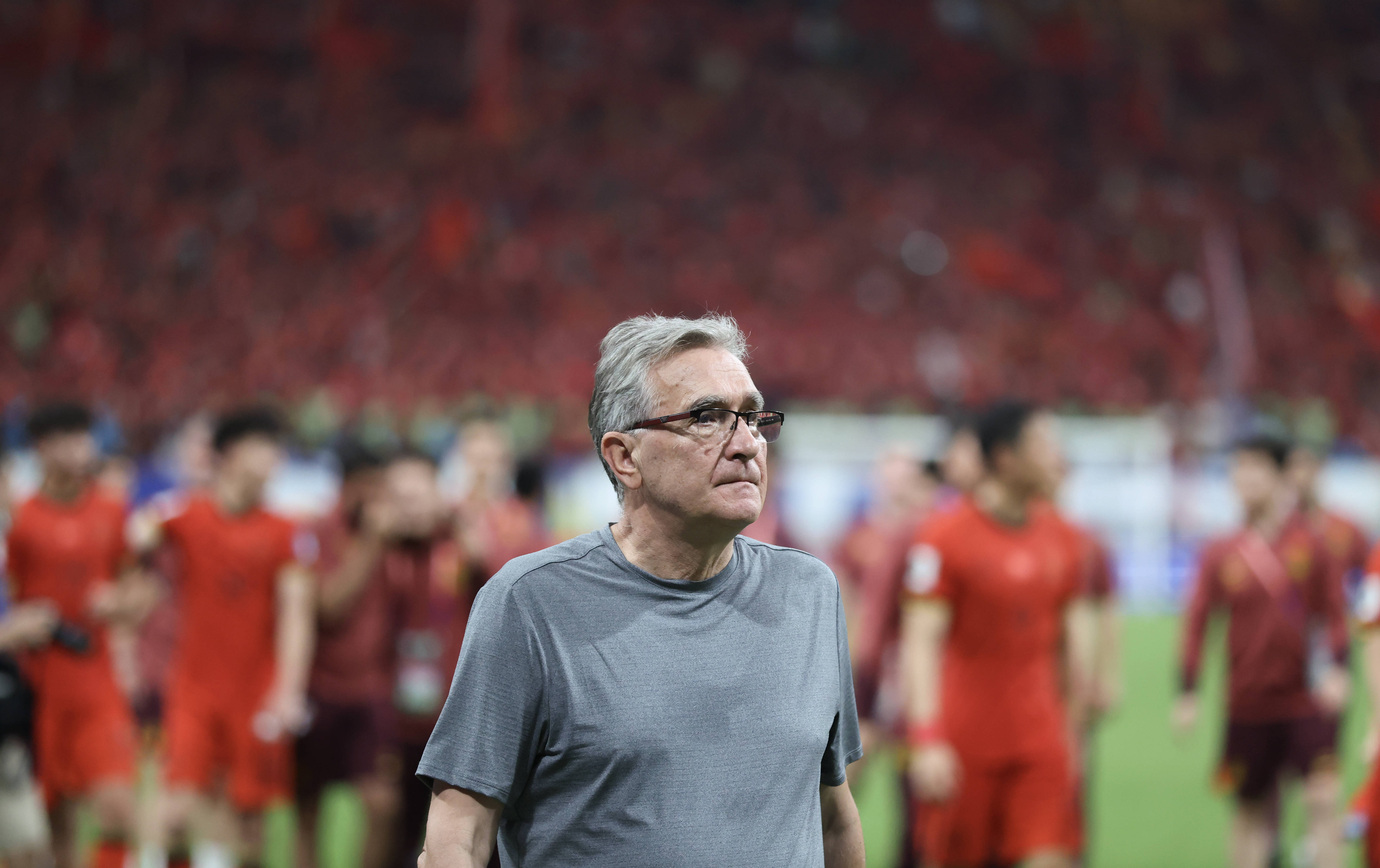 国足训练将连续三天全封闭教练组将确立主力阵容