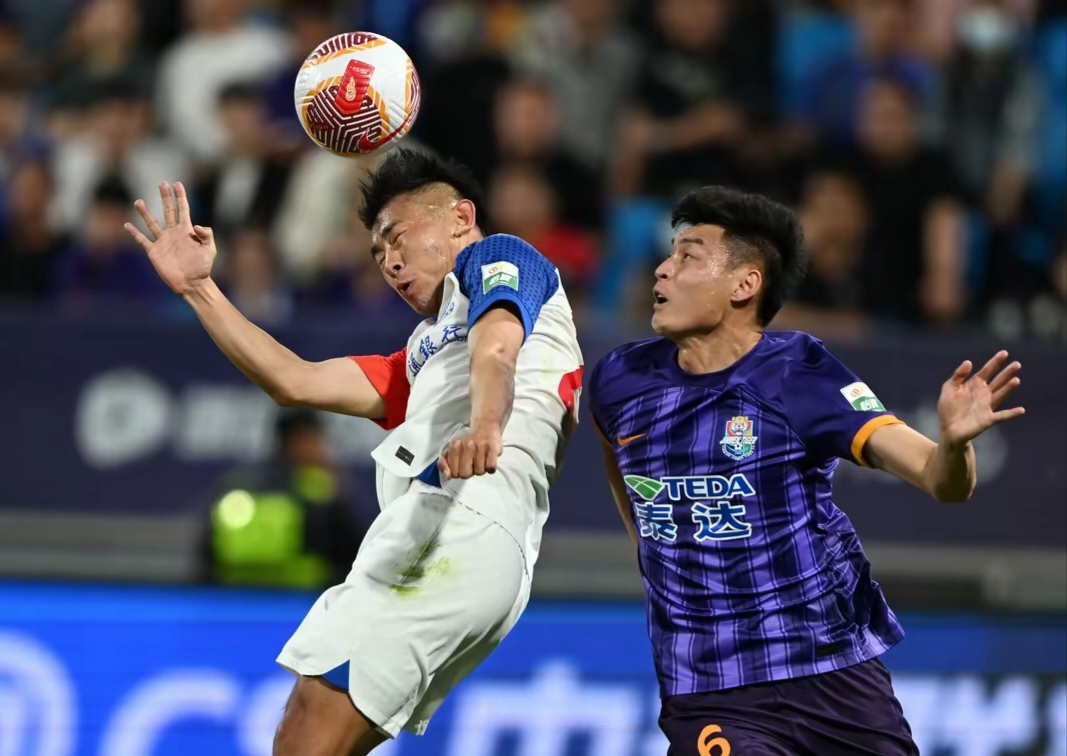 包含中超青岛西海岸1-2上海申花吴曦点射建功于汉超破门的词条