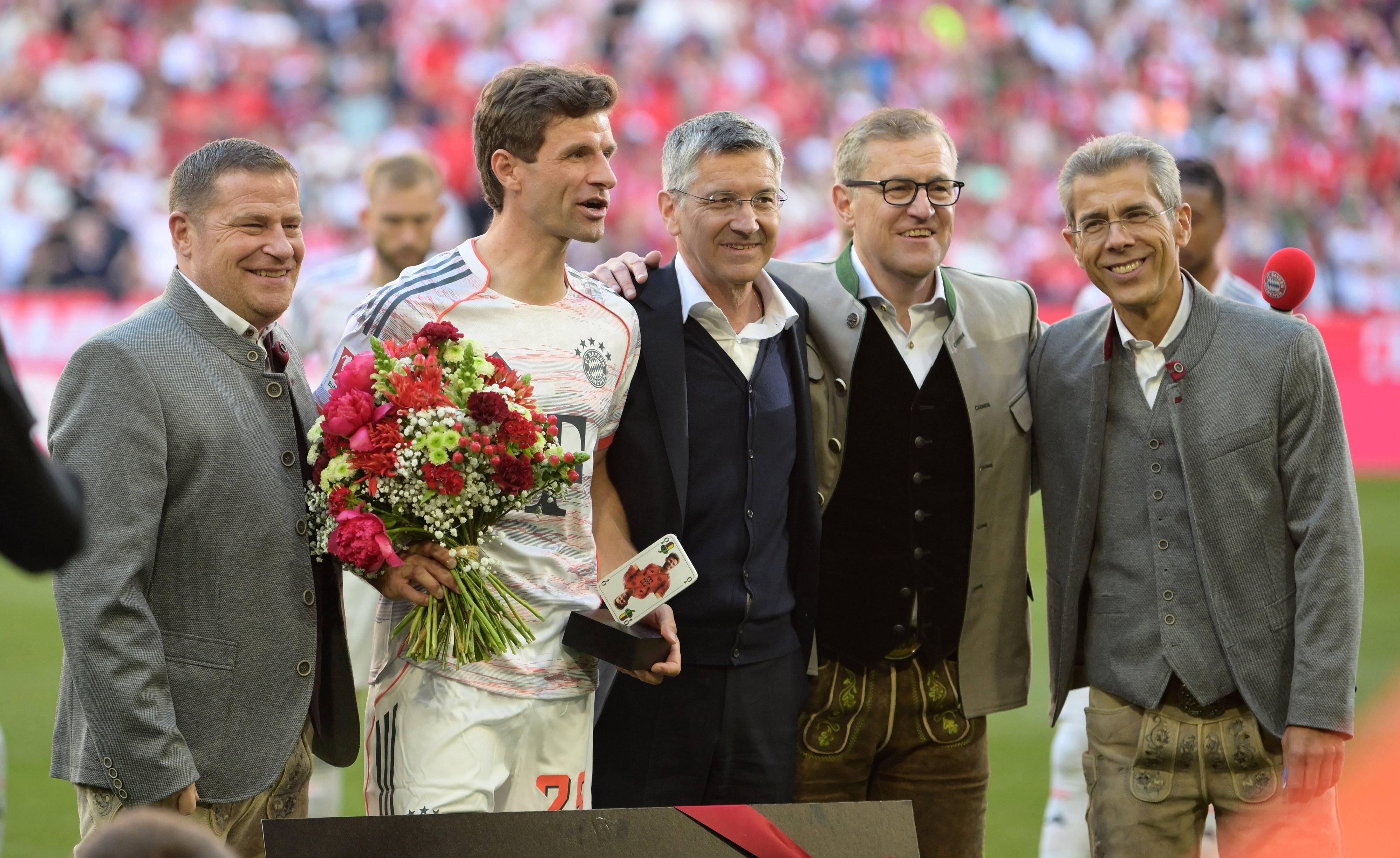 包含穆勒晒拜仁生涯奖杯荣誉满身的词条