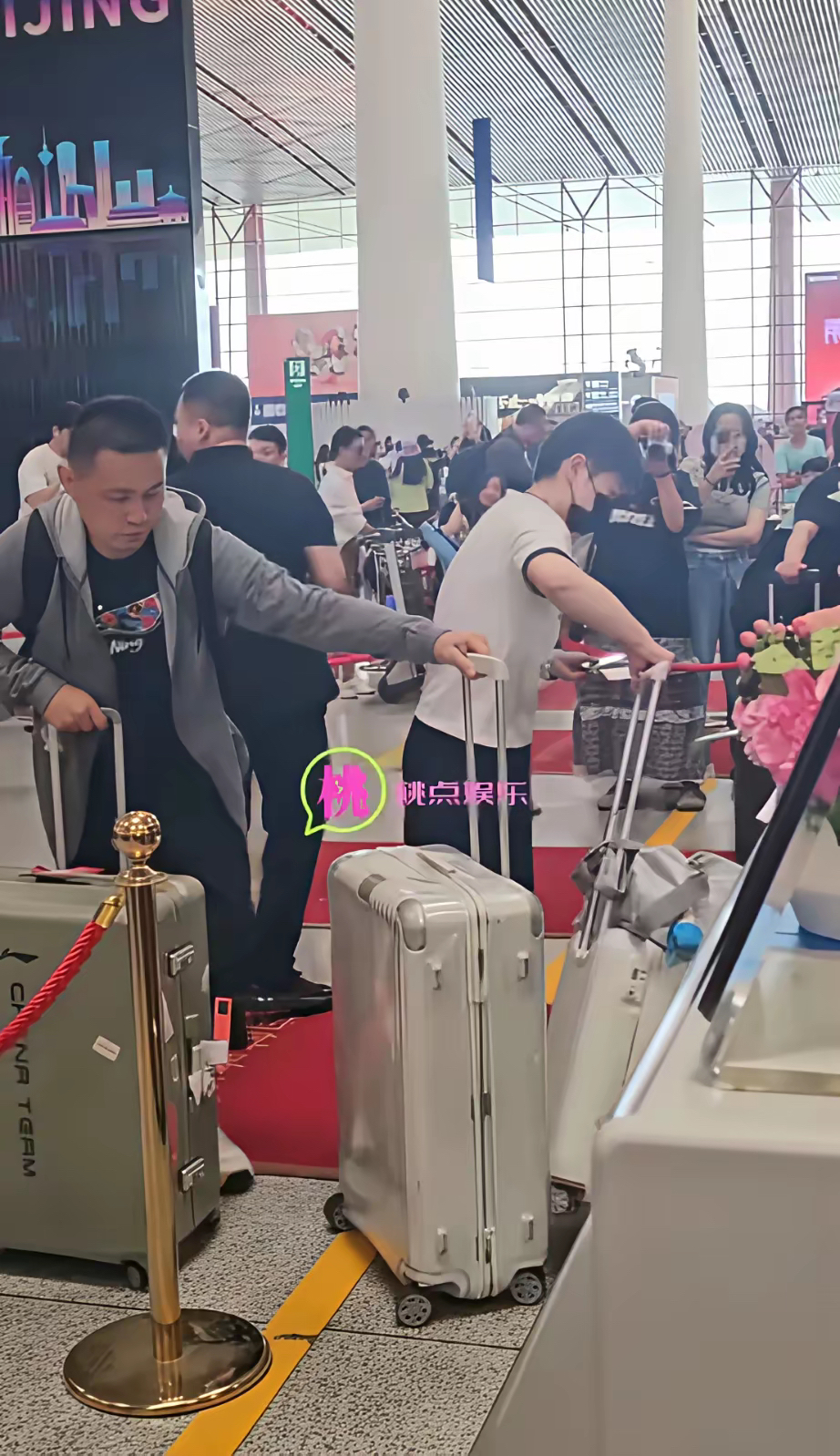 国足行李箱引发热议机场行李堆积如山的简单介绍 第1张 国足行李箱引发热议机场行李堆积如山的简单介绍 第1张